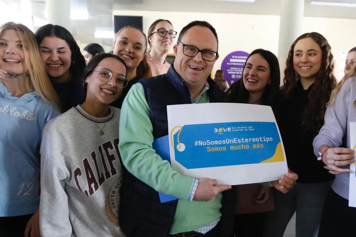 José Enrique Bernal, junto a alumnos de la Facultad de Educación.