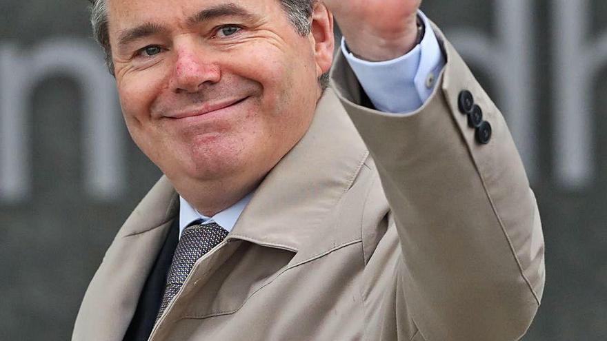 Donohoe saluda en arribar al Parlament irlandès