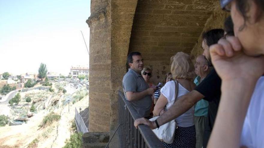 Juan Carlos de la Mata (centro), durante la visita guiada.