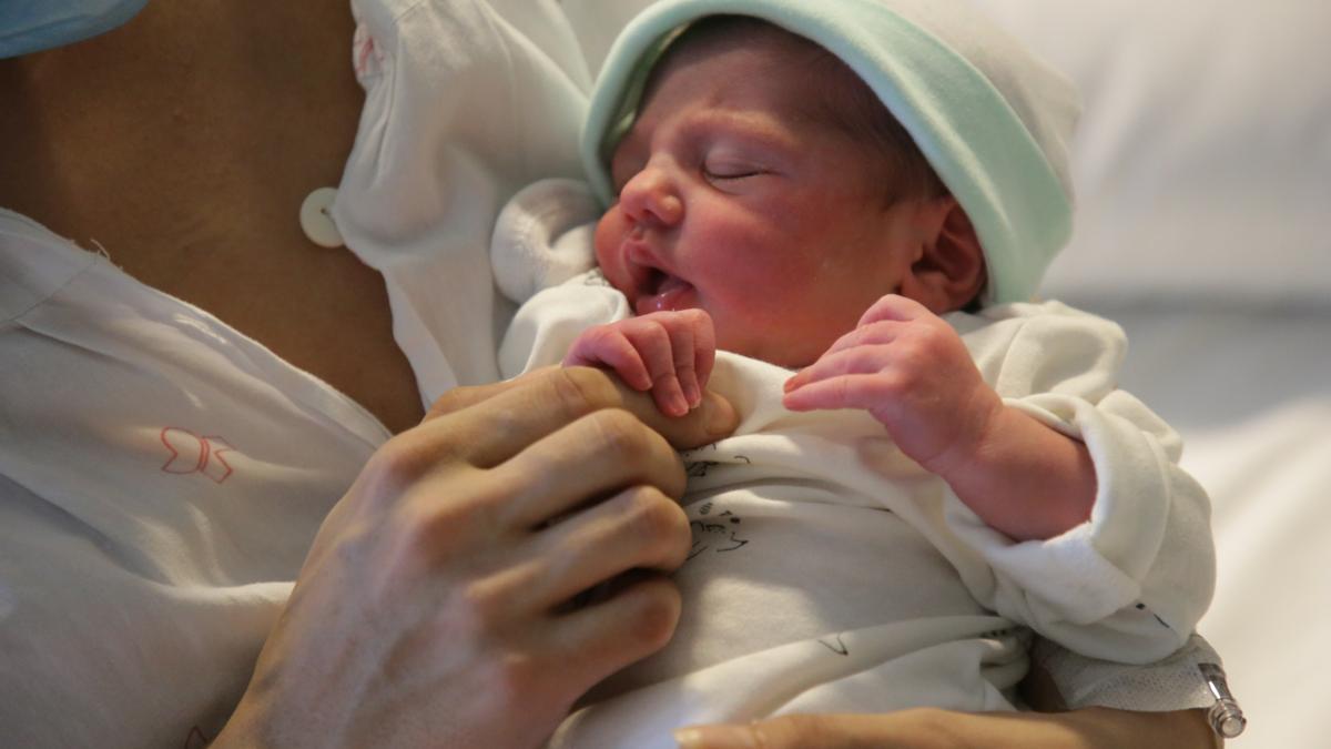 Lía, en brazos de Vladilena, su madre, horas después del nacimiento.