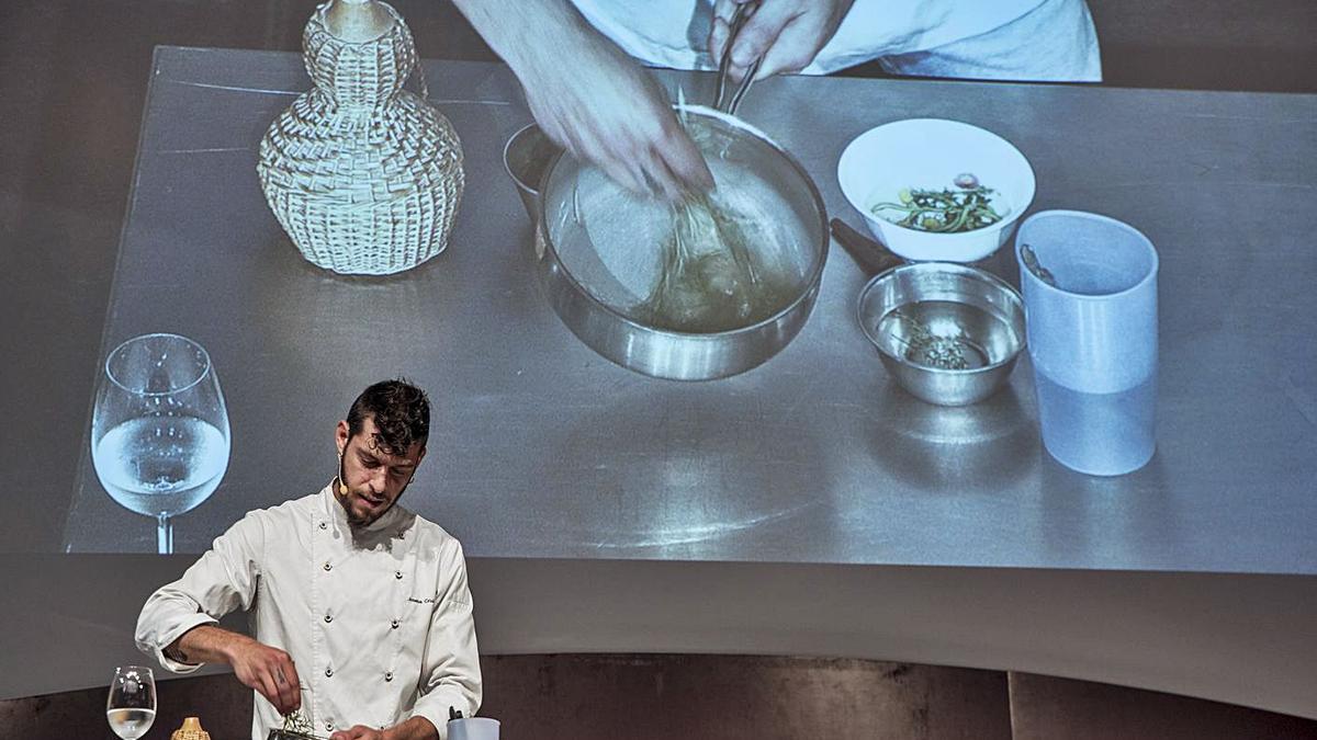 Joseba Cruz fent la seva demostració de cuina en directe | OSCAR BAYONA