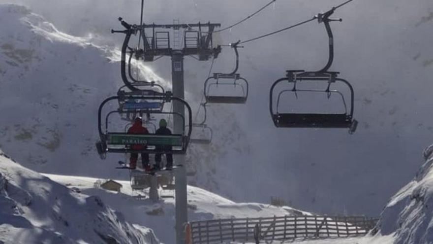 Más de 25 kilómetros de nieve para un fin de semana en Asturias condicionado por el mal tiempo