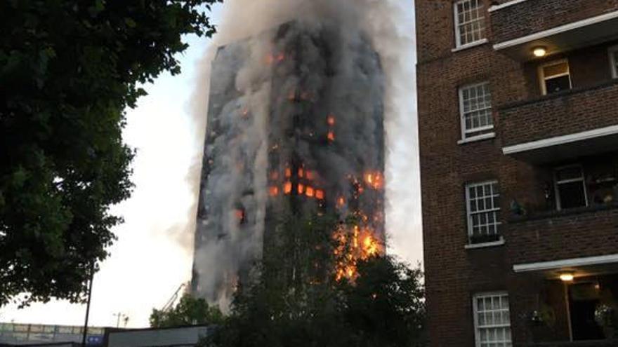 Aumentan a 17 los fallecidos en la torre de Londres