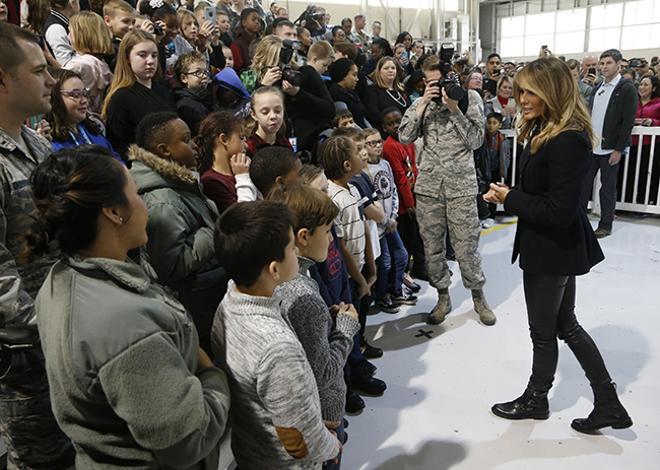 Melania Trump con total look negro informal