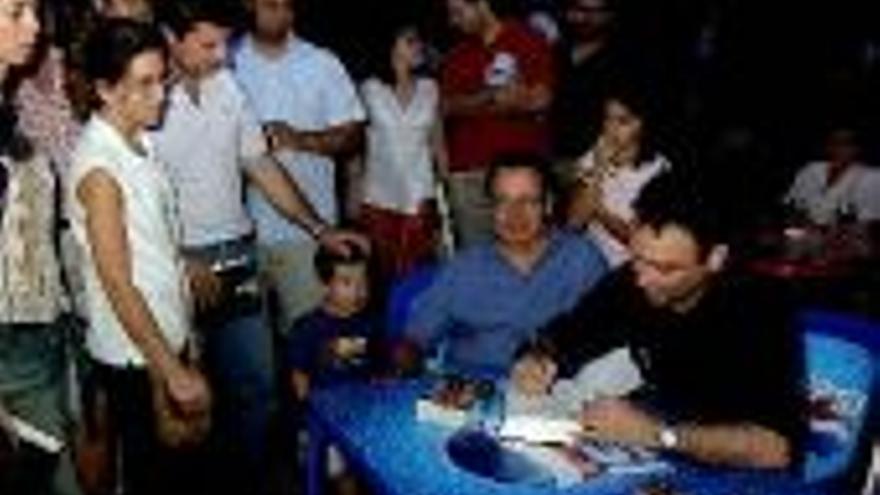 Adalid firma su novela en Mérida