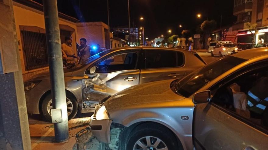 Se estrella contra tres coches cuando conducía borracho por una avenida de San Javier