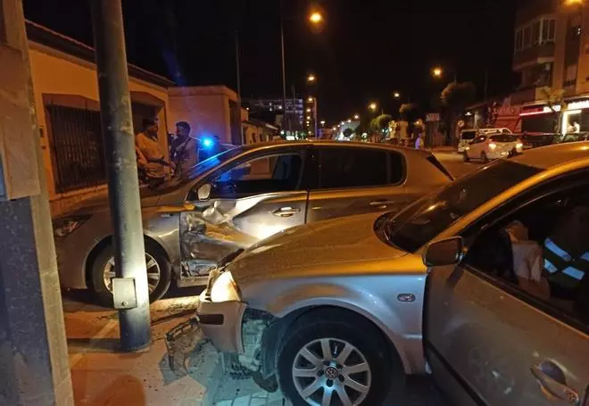 Se estrella contra tres coches cuando conducía borracho por una avenida de San Javier
