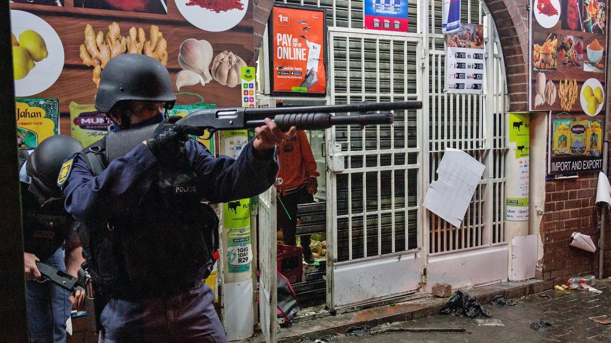 Un policía de Sudáfrica durante los disturbios en Johanesburgo en el marco de las protestas para exigir la liberación del expresidente Jacob Zuma.