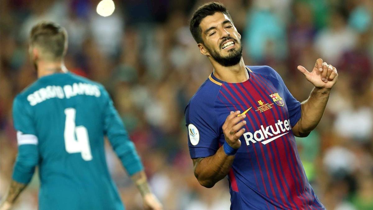 Luis Suárez, junto a Sergio Ramos, en el partido del domingo en el Camp Nou.