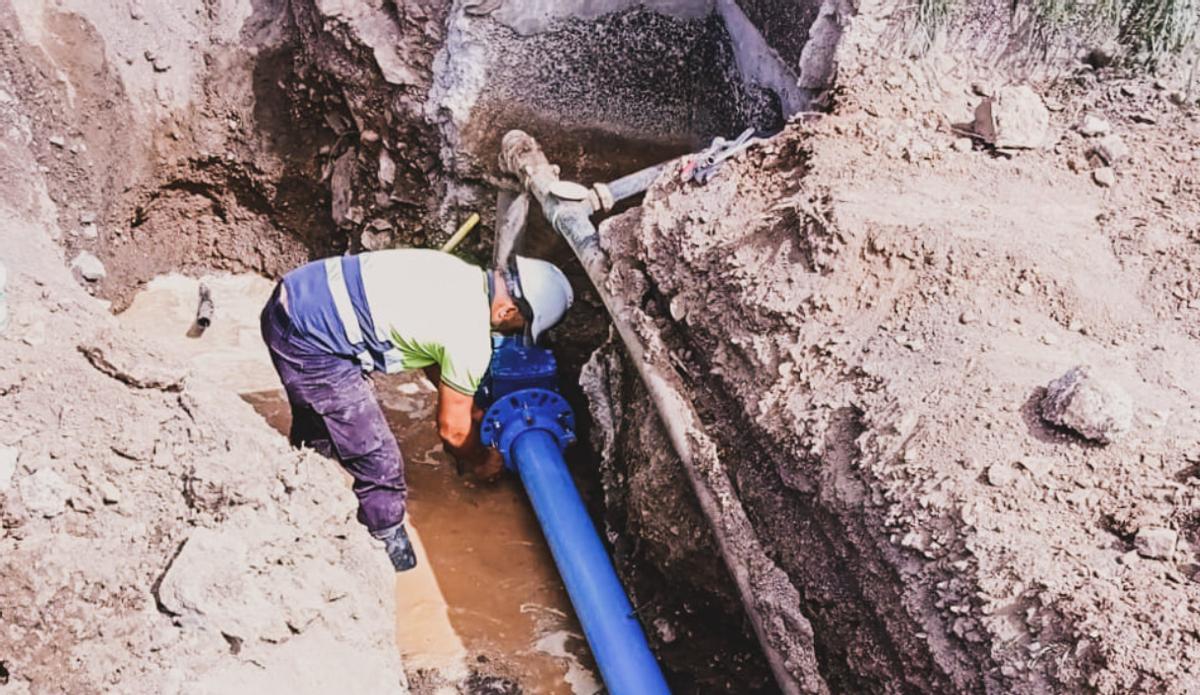 Un operario del Consorcio trabaja para subsanar una avería de agua.
