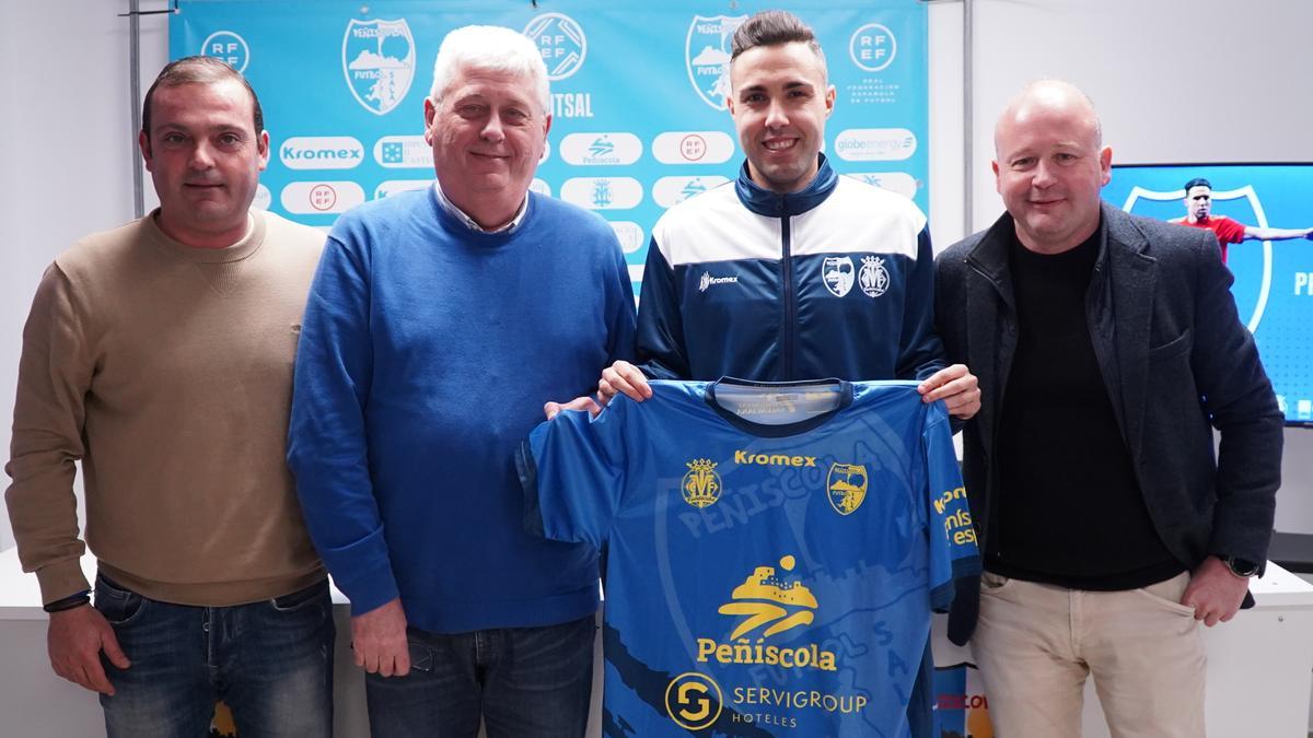 El nuevo jugador del Peñíscola estuvo acompañado por el presidente de la entidad, Manuel Sierra, el director deportivo, Álex Catalán, y el alcalde de la ciudad, Andrés Martínez.