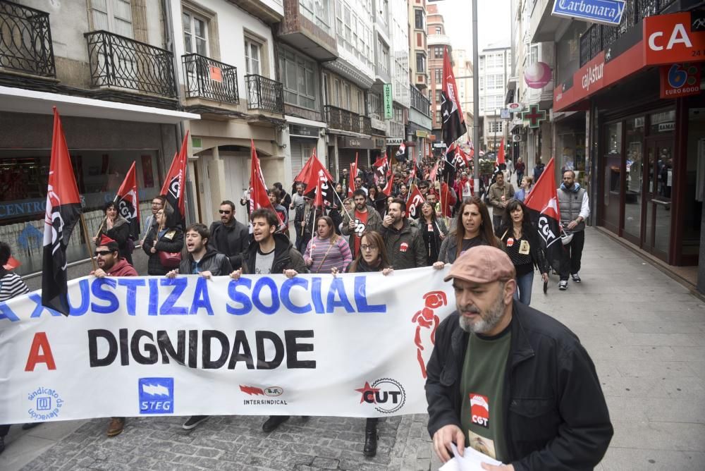 Unas 4.000 han secundado la manifestación convocada por UGT y CCOO que ha arrancado A Palloza y ha terminado en la plaza de Ourense, ante la Delegación del Gobierno en Galicia.