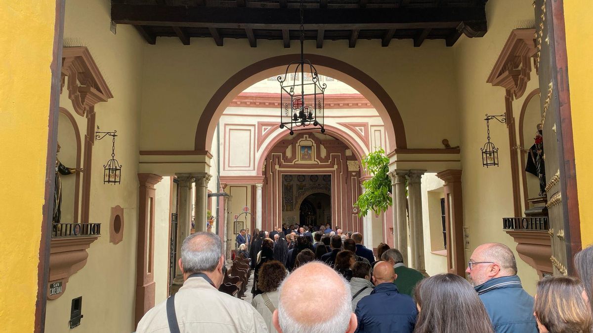 Largas colas que dan la vuelta a la esquina en la Hermandad del Silencio para visitar a los titulares antes de realizar la estación de penitencia.