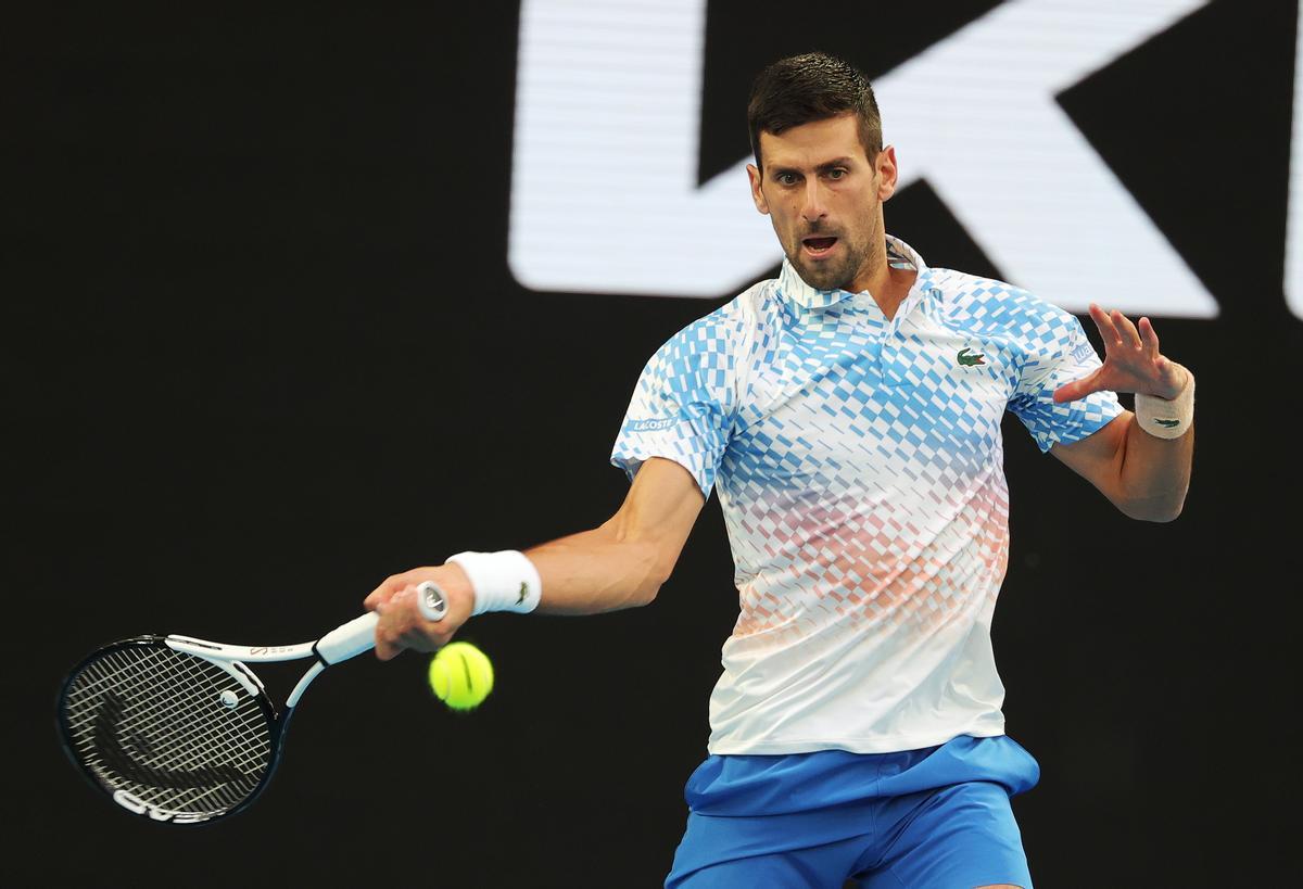 Melbourne (Australia), 29/01/2023.- Novak Djokovic of Serbia in action during his Men’s Singles final against Stefanos Tsitsipas of Greece at the Australian Open tennis tournament in Melbourne, Australia, 29 January 2023. (Tenis, Abierto, Grecia) EFE/EPA/FAZRY ISMAIL