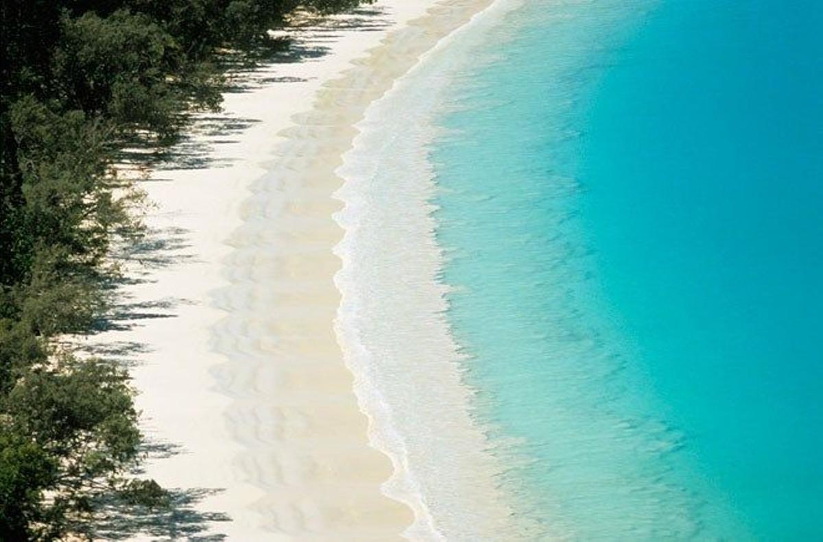 La playa de Kuto es conocida por poseer una de las arenas más blancas del mundo