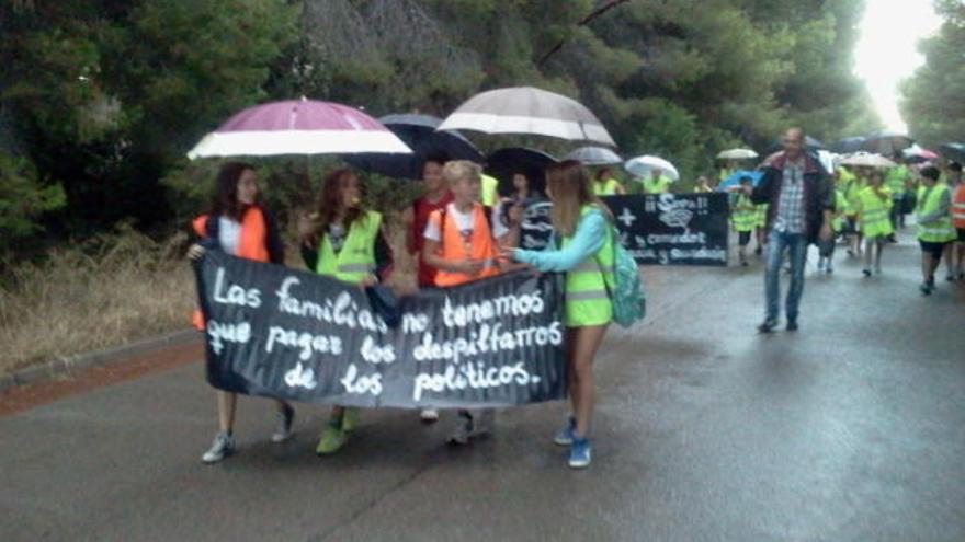 Alumnos del colegio del Saler, hoy, durante la marcha a pie.