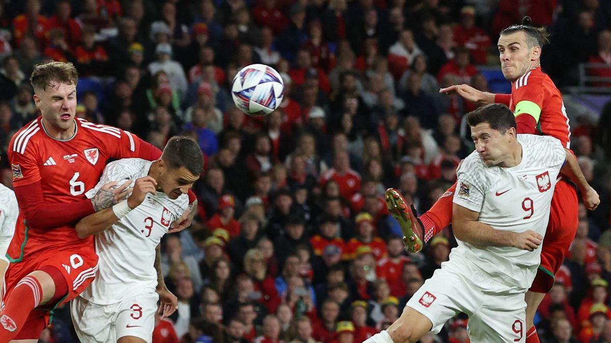 Soccer Football - UEFA Nations League - Group D - Wales v Poland - Cardiff City Stadium, Cardiff, Wales, Britain - September 25, 2022 Wales' Joe Rodon and Gareth Bale in action with Poland's Jakub Kiwior and Robert Lewandowski Action Images via REUTERS/Paul Childs