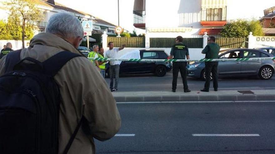 Varios agentes trabajan en la escena del crimen tras los hechos.