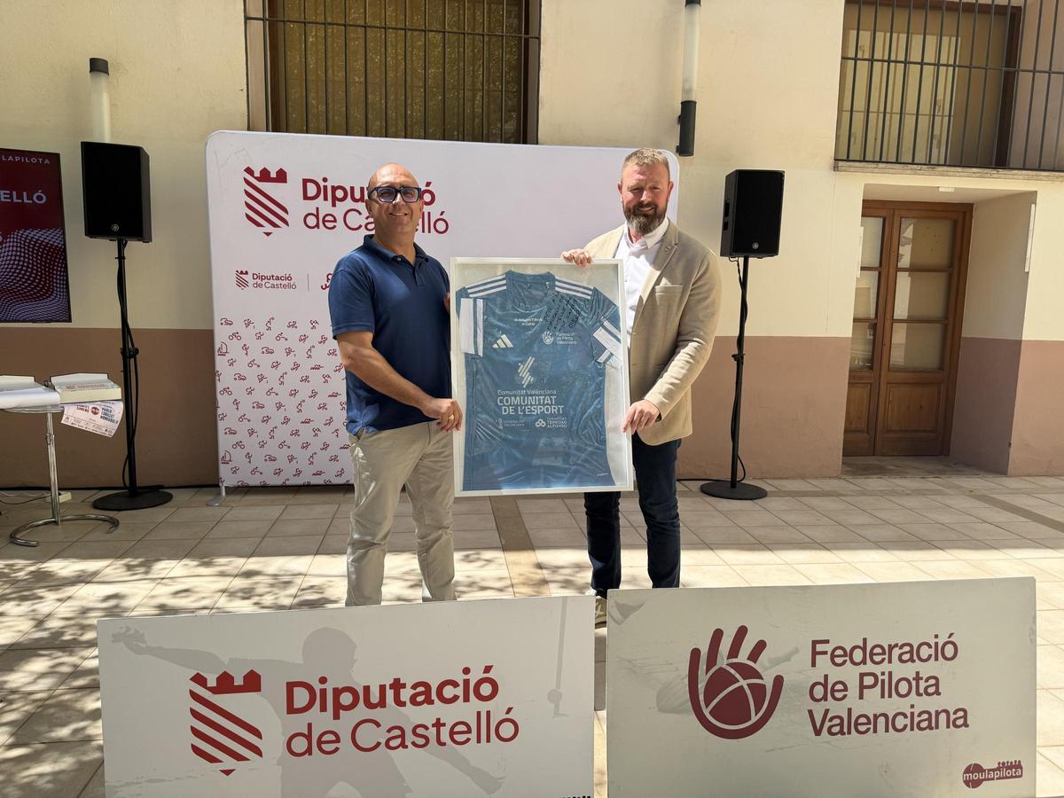 Vicent Molines entrega la samarreta del Mundial a Iván Sánchez.