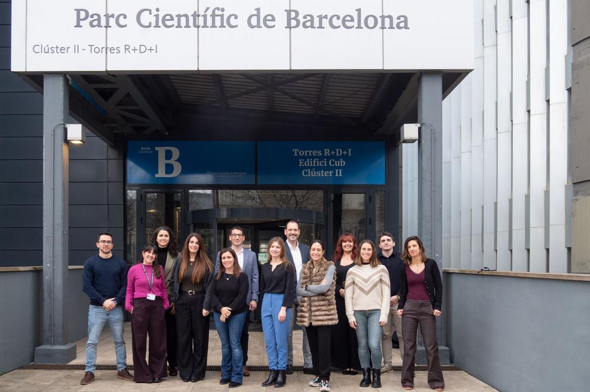 El equipo de Orikine, frente al edificio del Parc Científic de Barcelona