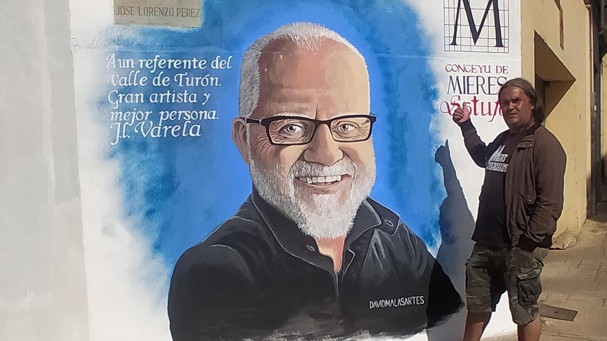 David Mariñas, junto al retrato de Varela.