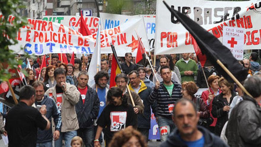 Miles de vigueses participan en la manifestación del 1º de Mayo