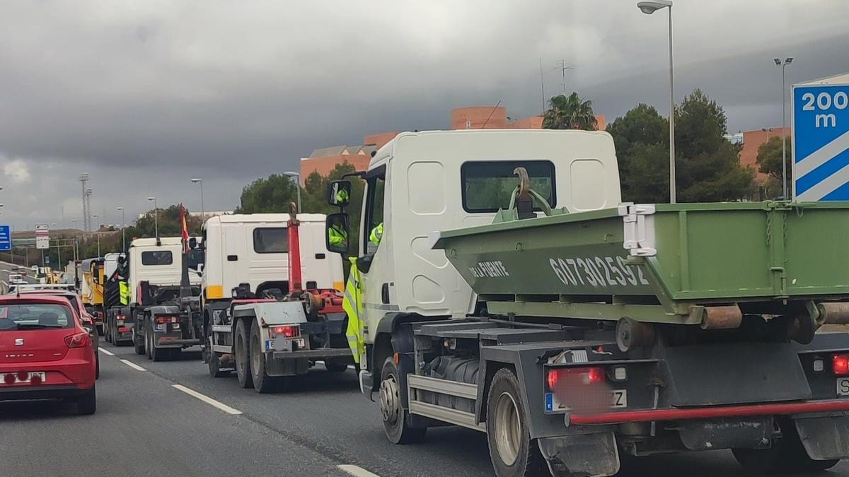 Caravana de camiones en una carretera de Málaga en el paro organizado por una plataforma de transportistas a nivel nacional