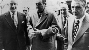Juan Domingo Perón, al frente y segundo por la izda., flanqueado por (de izda. a dcha.) su ministro del Interior, Benito Llambí; el de Bienestar Social (y líder de la Triple A) José López Rega y Raúl Lastiri, presidente de Argentina durante unos meses, justo antes el tercer mandato de Perón en 1973.