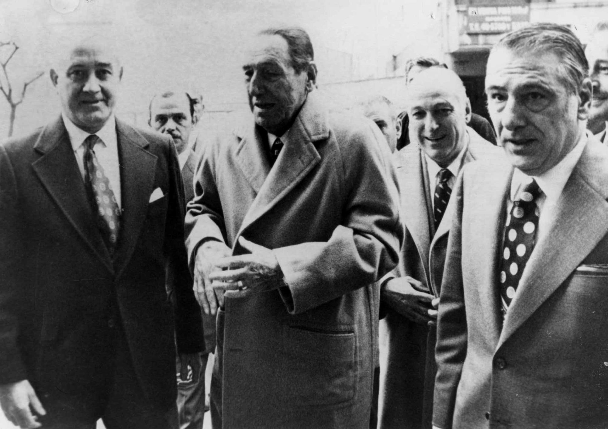 Juan Domingo Perón, al frente y segundo por la izda., flanqueado por (de izda. a dcha.) su ministro del Interior, Benito Llambí; el de Bienestar Social (y líder de la Triple A) José López Rega y Raúl Lastiri, presidente de Argentina durante unos meses, justo antes el tercer mandato de Perón en 1973.