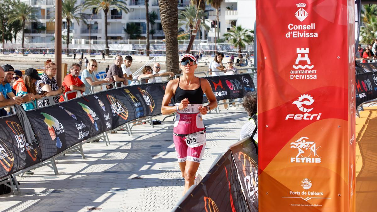 La triatleta local Indre Barkute, en pleno esfuerzo en la edición de 2021 del Ibiza Half Triathlon.