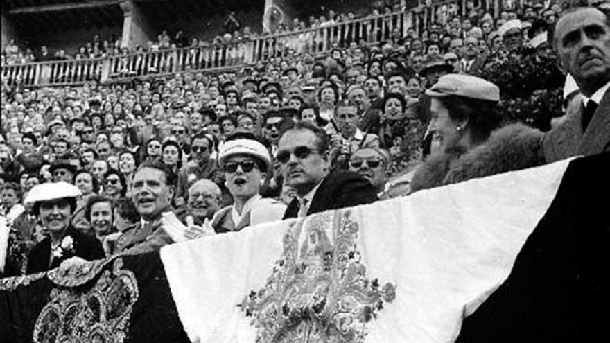 El Príncipe Rainiero y Grace Kelly en los toros con las autoridades locales.