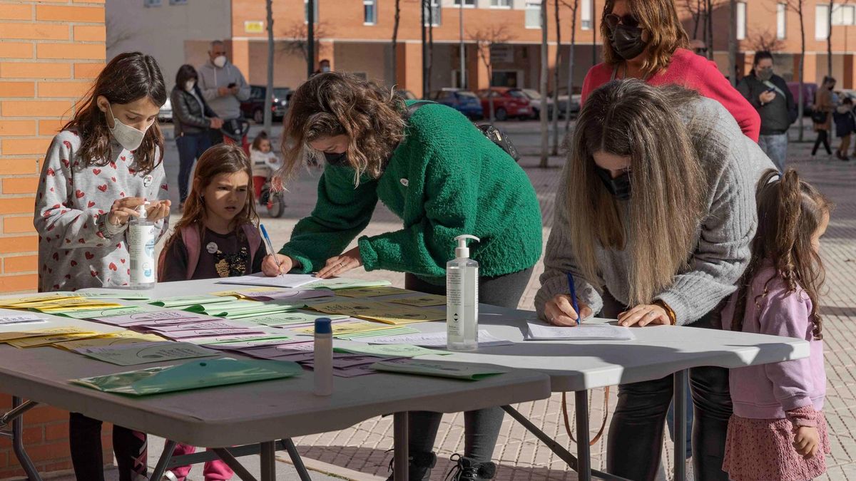 Dos vecinas firman para reclamar que se construya un instituto en Cerro Gordo.