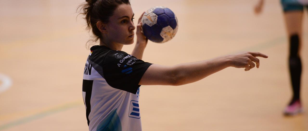 La lateral ibicenca Paulina Pérez Buforn, en una imagen del encuentro de vuelta de las &#039;semis&#039; de la EHF European Cup frente al Rincón Fertilidad Málaga.