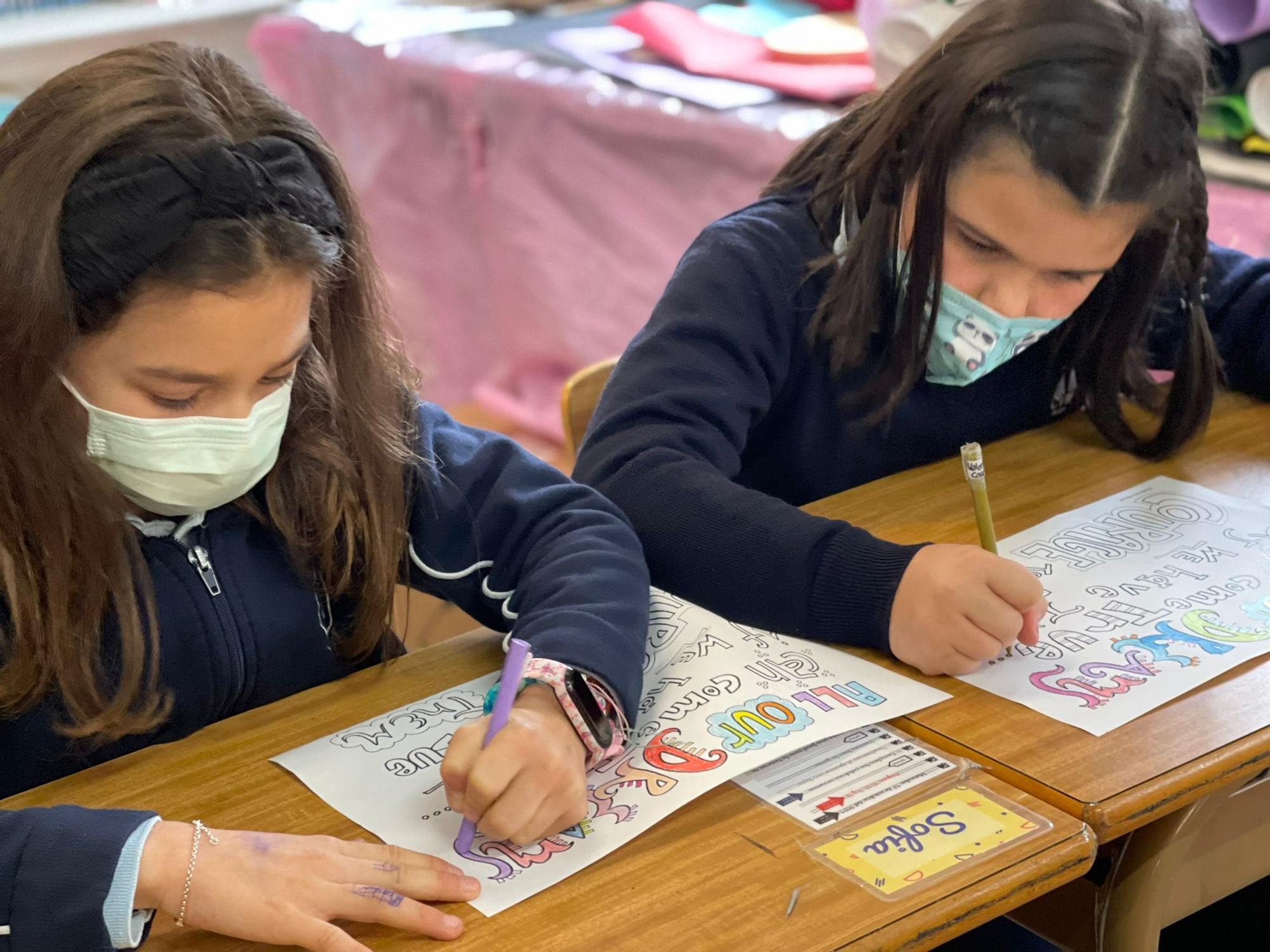 Nenos decorando e escribindo mensaxes de apoio a nenos ucranianos durante a campaña organizada no Colegio Virxe Milagrosa