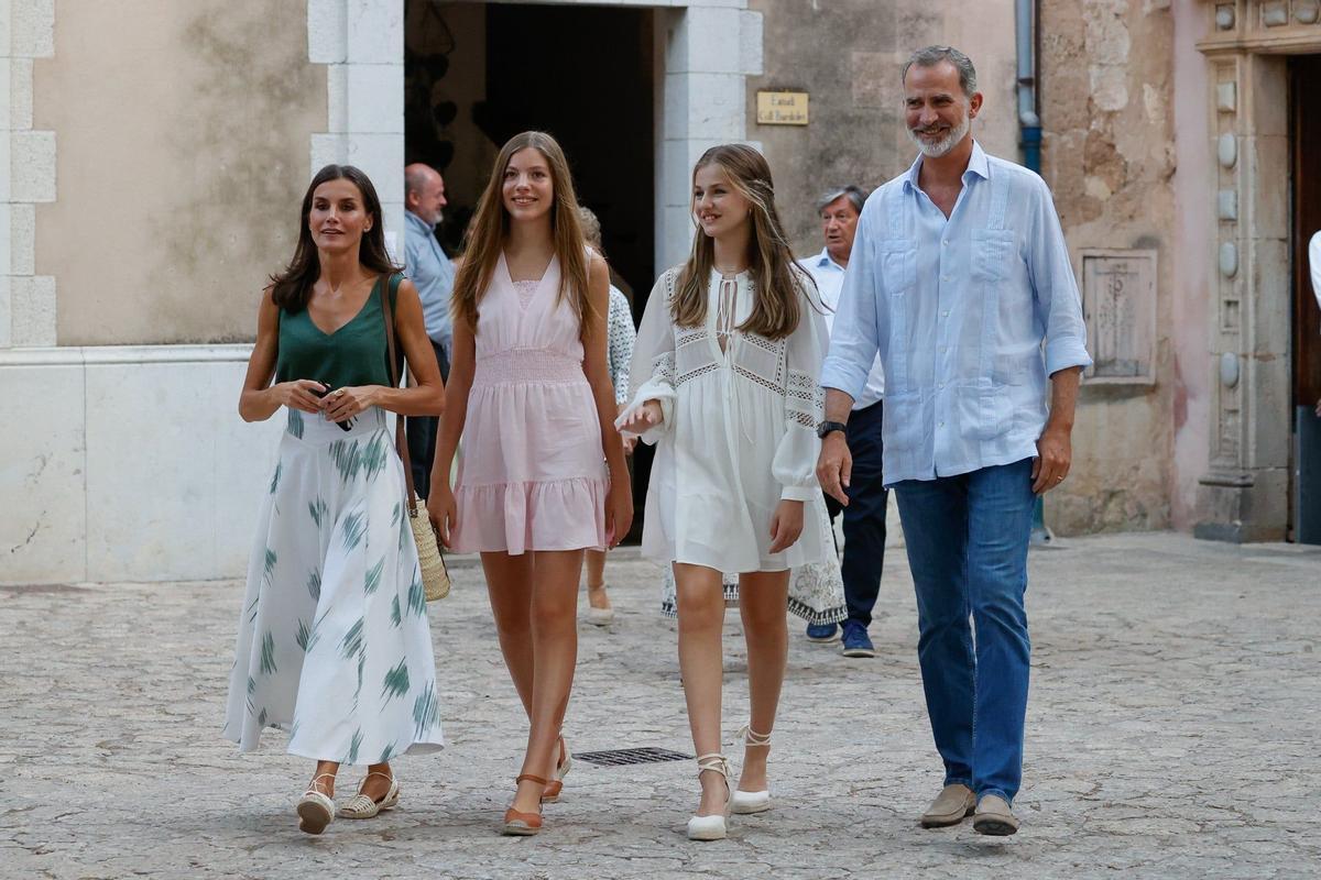 Los reyes Felipe y Letizia y sus hijas la princesa Leonor y la infanta Sofía visitan la Cartuja de Valldemossa