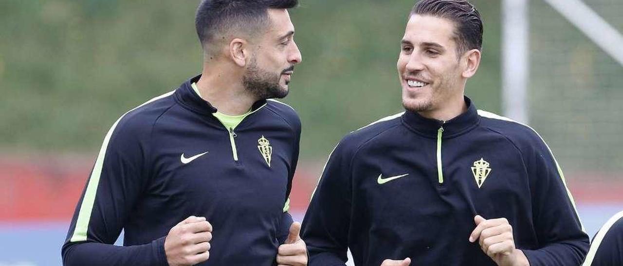 Álex Pérez, a la izquierda, y Álex Alegría conversan durante el entrenamiento de ayer.