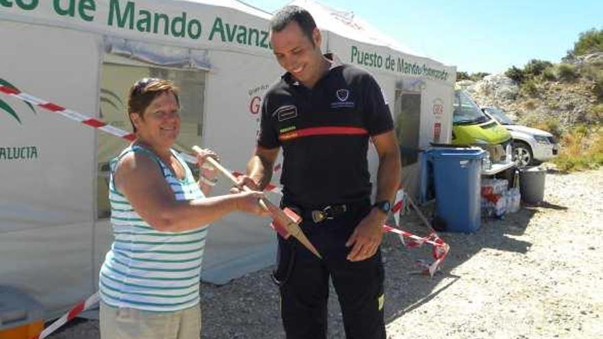 Esta residente británica le devuelve un hacha a un bombero.