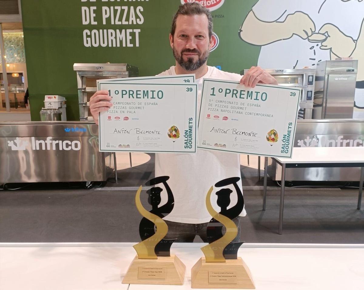 El coruñés Antón Belmonte, posando con sus premios en el Campeonato de España de Pizzas Gourmet.