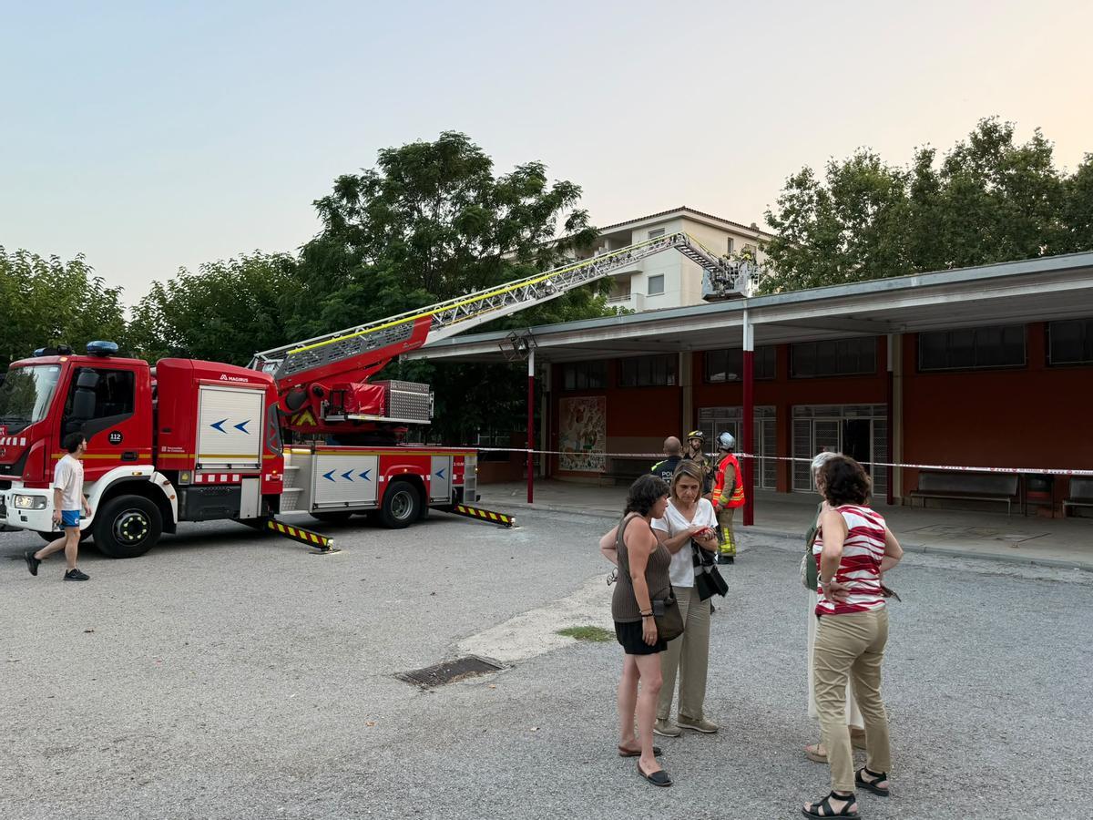 Un camió de Bombers sobre el sostre del gimnàs de l'Escola Salvador Dalí de Figueres, després que se n'hagi esfondrat una part