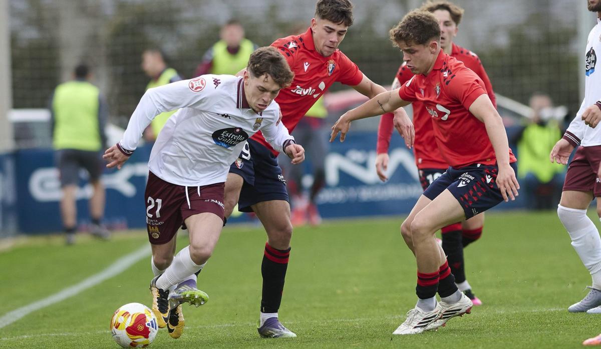 Diego Gómez conduce el balón ante varios contrarios.