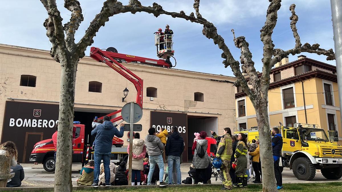 Los pequeños y sus padres asisten a un simulacro de rescate