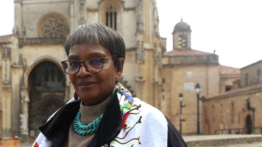 Lioba Mkaficha Moshi, en la plaza de la Catedral.