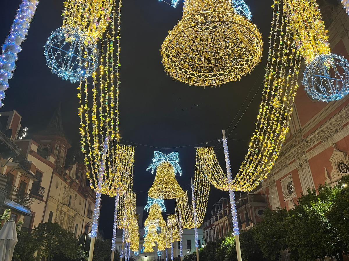 Iluminación en la plaza del Salvador.