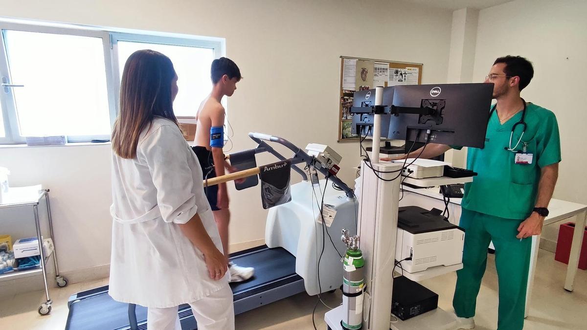 Un adolescente realiza una prueba de esfuerzo en el hospital de Gandia