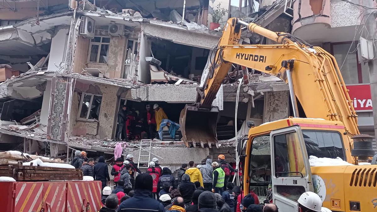 Un fuerte terremoto al sureste de Turquía deja decenas de muertos