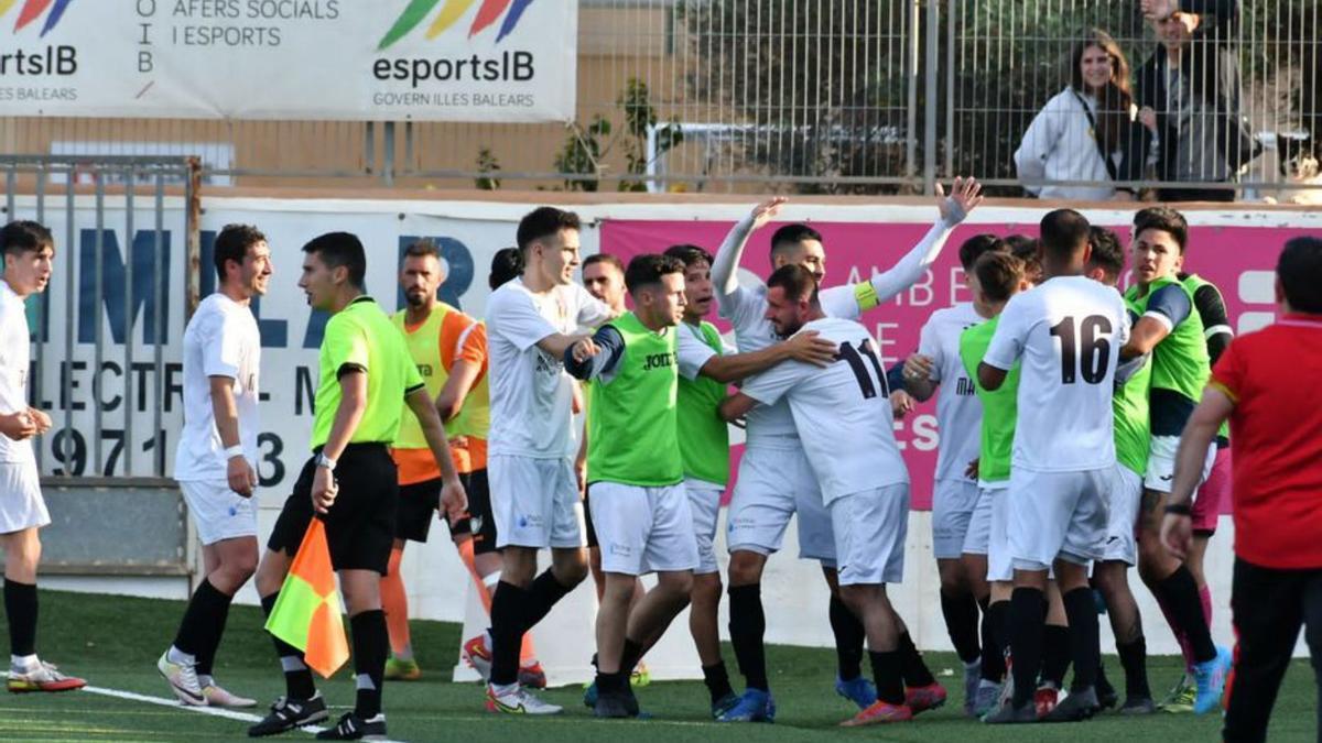 El filial celebra un gol ante la Penya Independent. | VICENT MARÍ