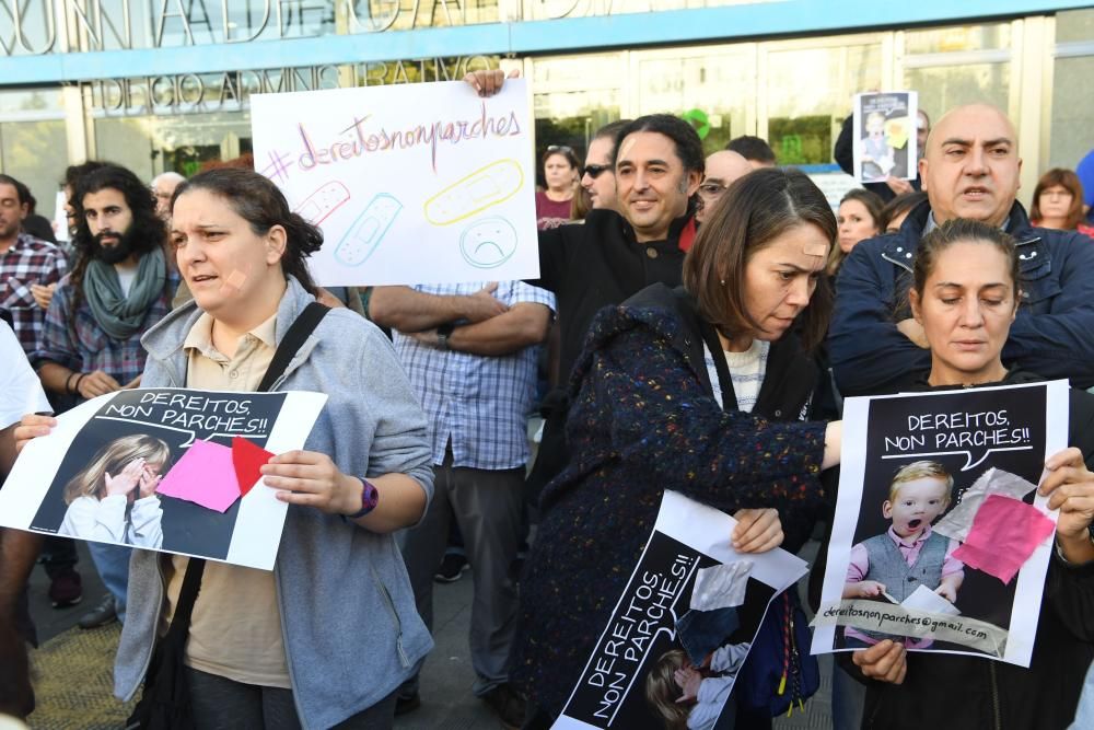 Madres y padres de alumnos han leído un manifiesto para denunciar la "discriminación sistemática" que ejerce la Administración contra los derechos educativos de las personas vulnerables.