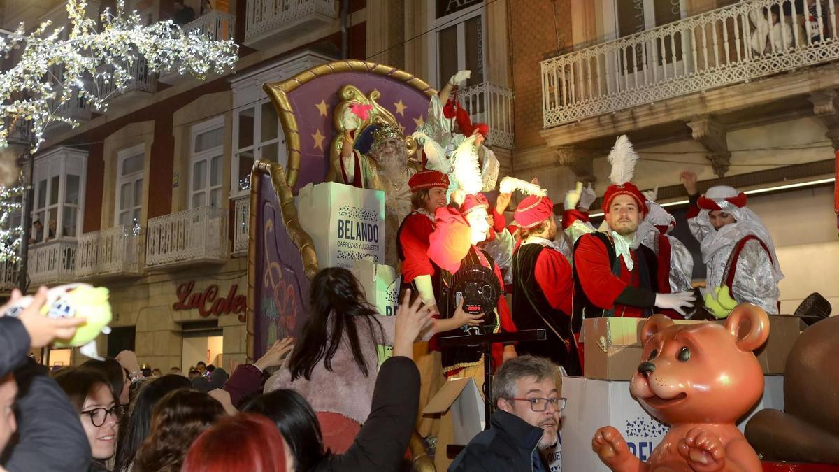 Los reyes magos durante la cabalgata en Cartagena.