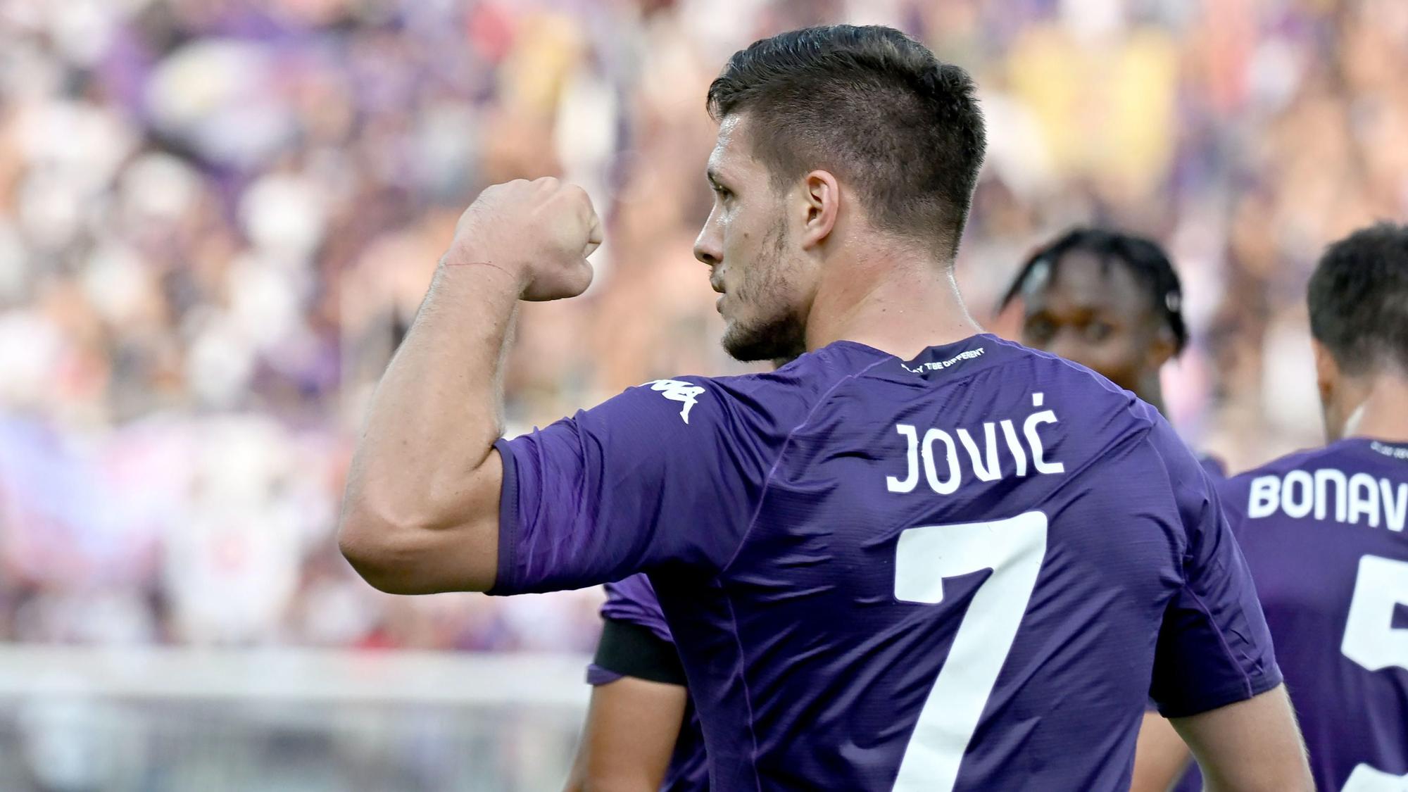 Luka Jovic celebra su primer gol oficial con la camiseta de la Fiorentina