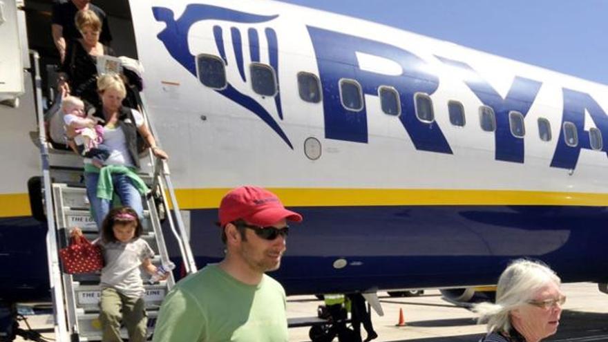 Algunos turistas a su llegada al aeropuerto de Lanzarote. | lp/dlp